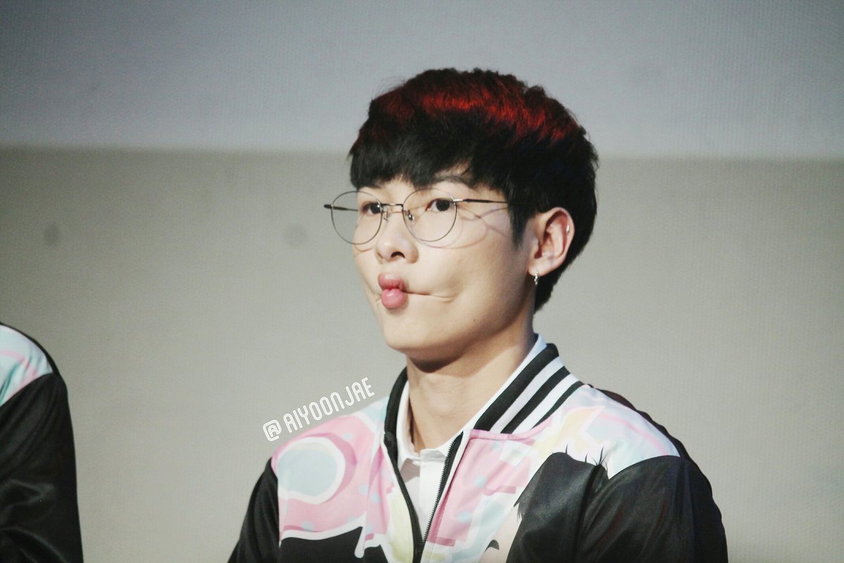 aiyoonjae's tweet photo. 180210 | OFFGUN LIVE IN MANILA

#offgun
#OffGunLiveInManila 
#Gunatthaphan https://t.co/CBk9AagHmE