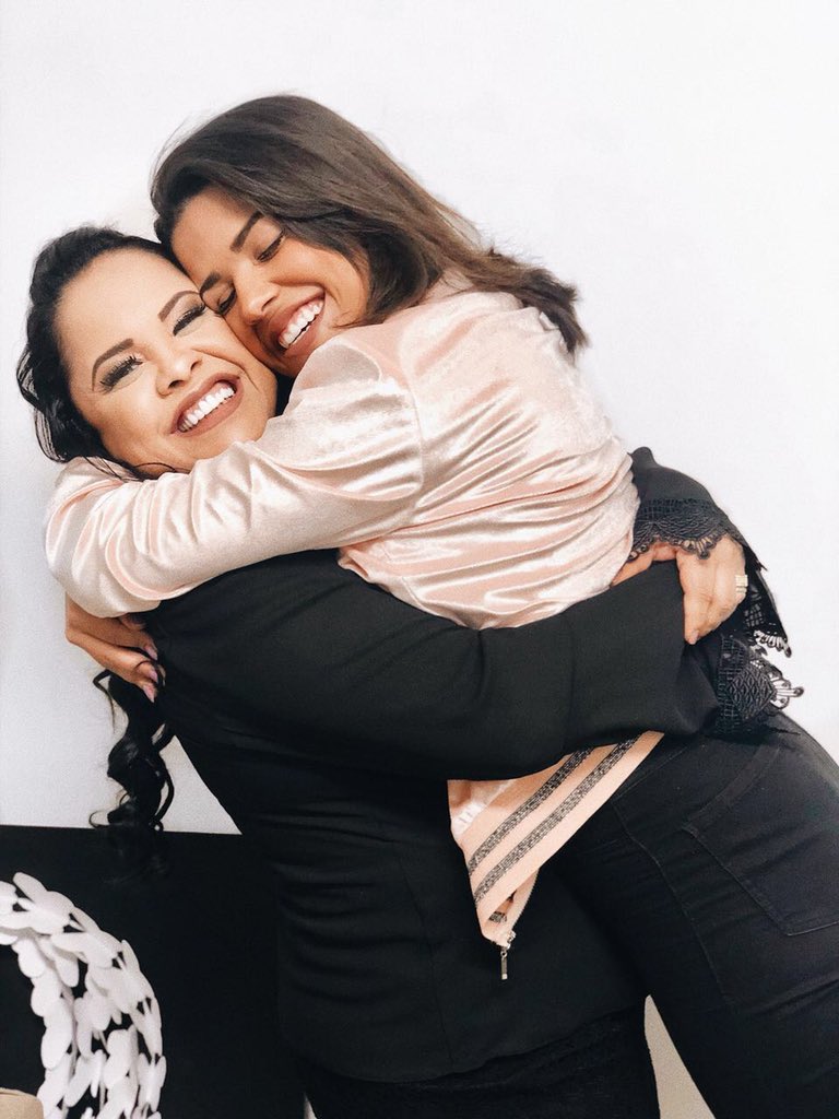 CASSIANECANTORA's tweet photo. Continuação... 

Hoje é niver dela #JaySantana 

Vamo comemorar... Pq vc é meu presente !!! 
https://t.co/qQ9caxUSP2 kkkk ☺️ #SouTuaFã 
.
#MãeEFilha #Amigas4Ever #21DaJay #JayFaz21 #ParabénsJaySantana #HappyBirthdayJay #FelizAniversarioJay 
🎁🎉🎂🎈👏🏻👏🏻👏🏻👏🏻 https://t.co/ATofcR7zRK