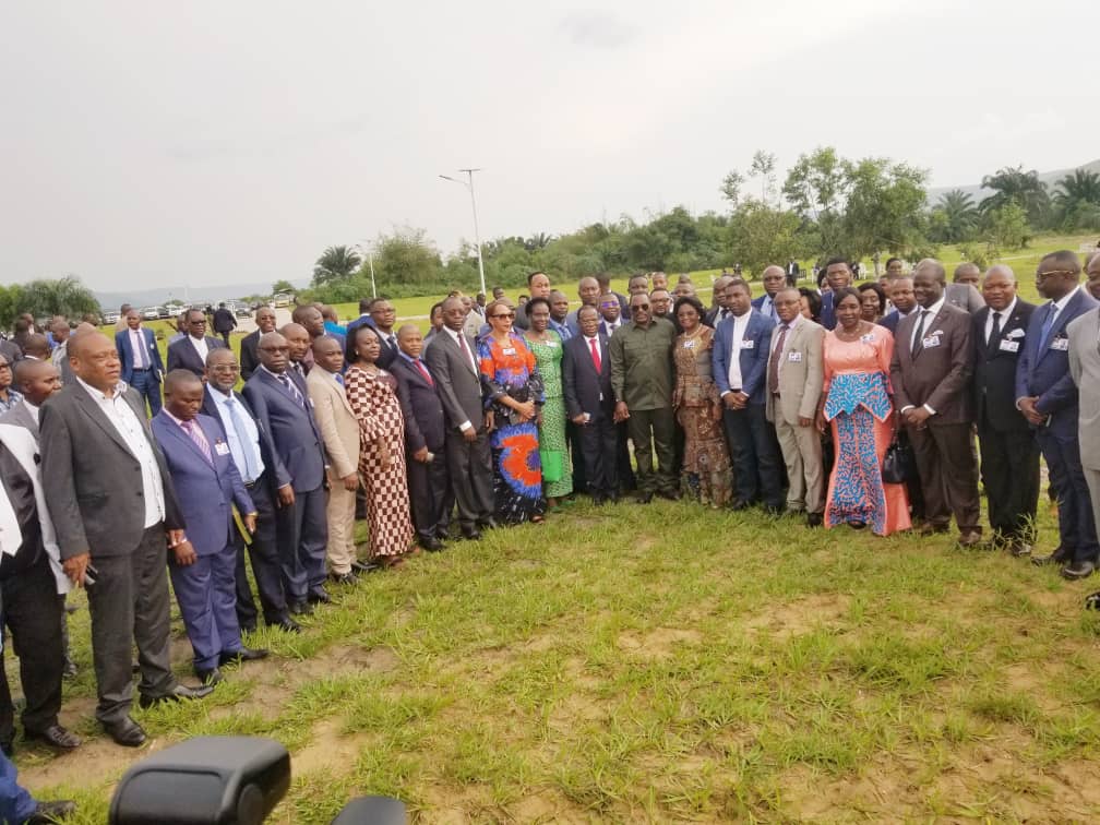deo_matondo's tweet photo. À kingakati, chacun devrait montrer sa force. Ici, les députés AFDC-A autour de leur Chef son Excl. Modeste BAHATI L, au côté de l'autorité morale du FCC. Ne pas reconnaitre l'apport de cette personne est un semblant cruel et nocif pour sois même. Sincères félicitations à lui. https://t.co/CNiVGDabIi