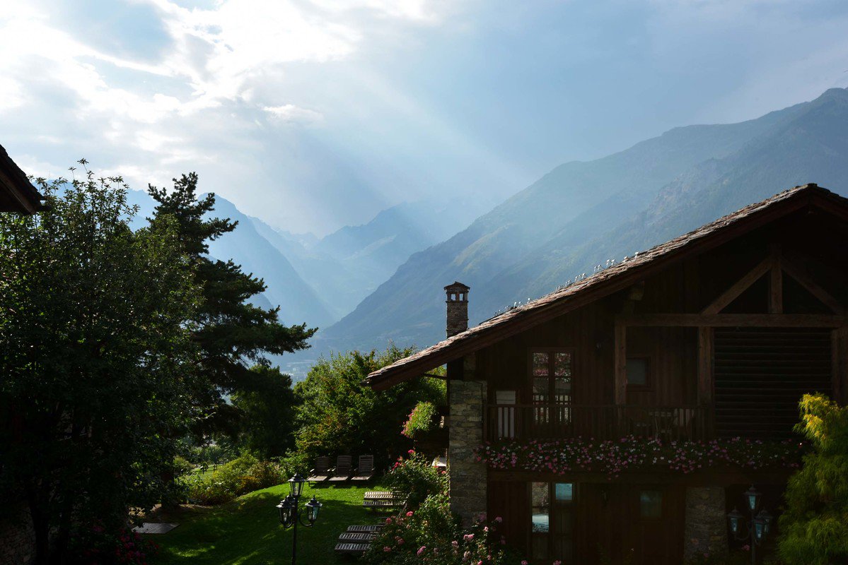 Check out the awesome getaways of Hotel Mont Blanc ! hipescapes.com/h/234