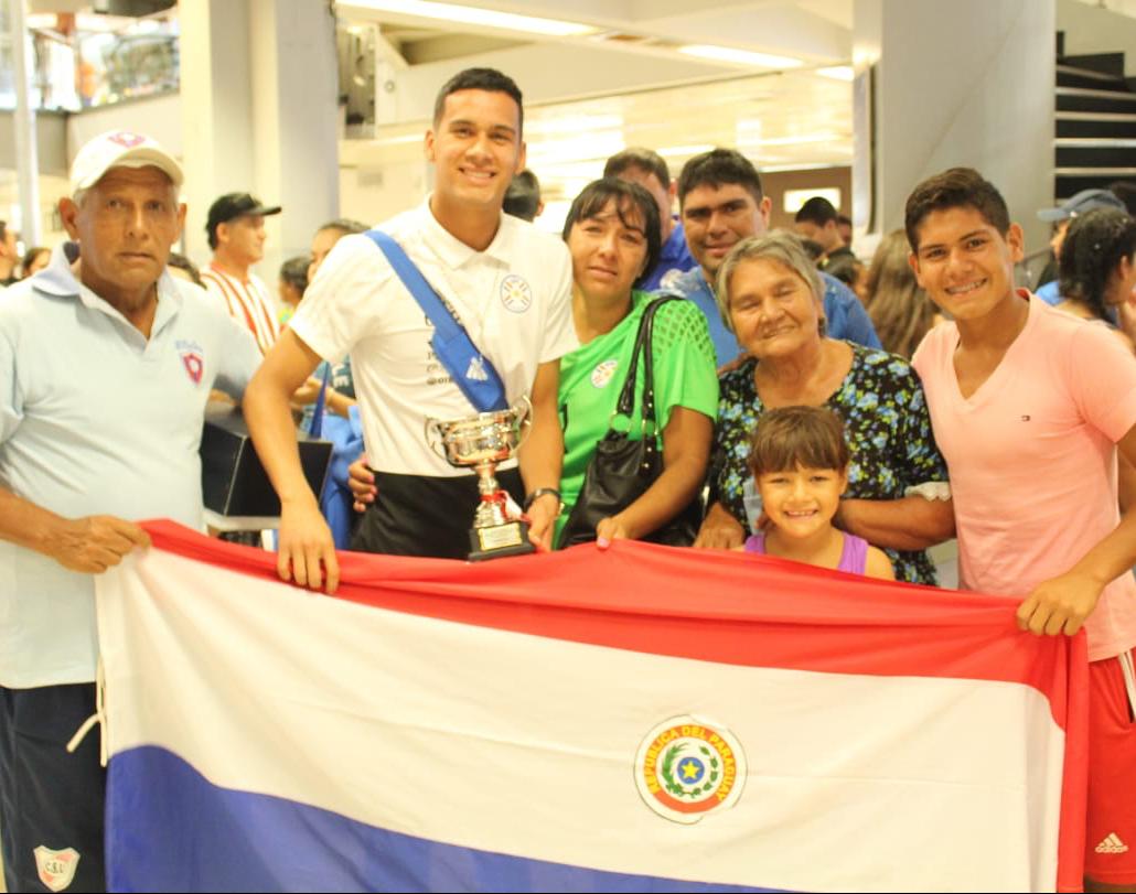 Albirroja's tweet photo. ⚪🔴 La #AlbirrojaSub17, que se coronó campeón del Triangular Internacional Chile 2019, volvió al país, para continuar con su preparación de cara al Sudamericano de la categoría. https://t.co/AwgpLvAs3F 👏🏼🏆 #VamosParaguay 🇵🇾 https://t.co/OWVRCbfEsg