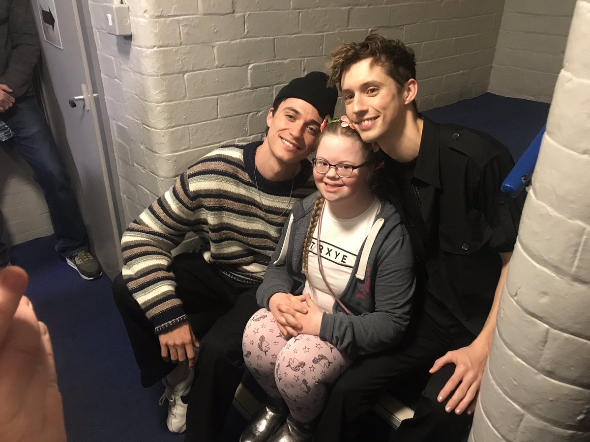 tpwksivan's tweet photo. i look so bad BUT THIS HAPPENED AND THEY WERE SO SWEET TO CARI OH MY GOD THIS ACTUALLY HAPPENED https://t.co/nEjBVbIONZ