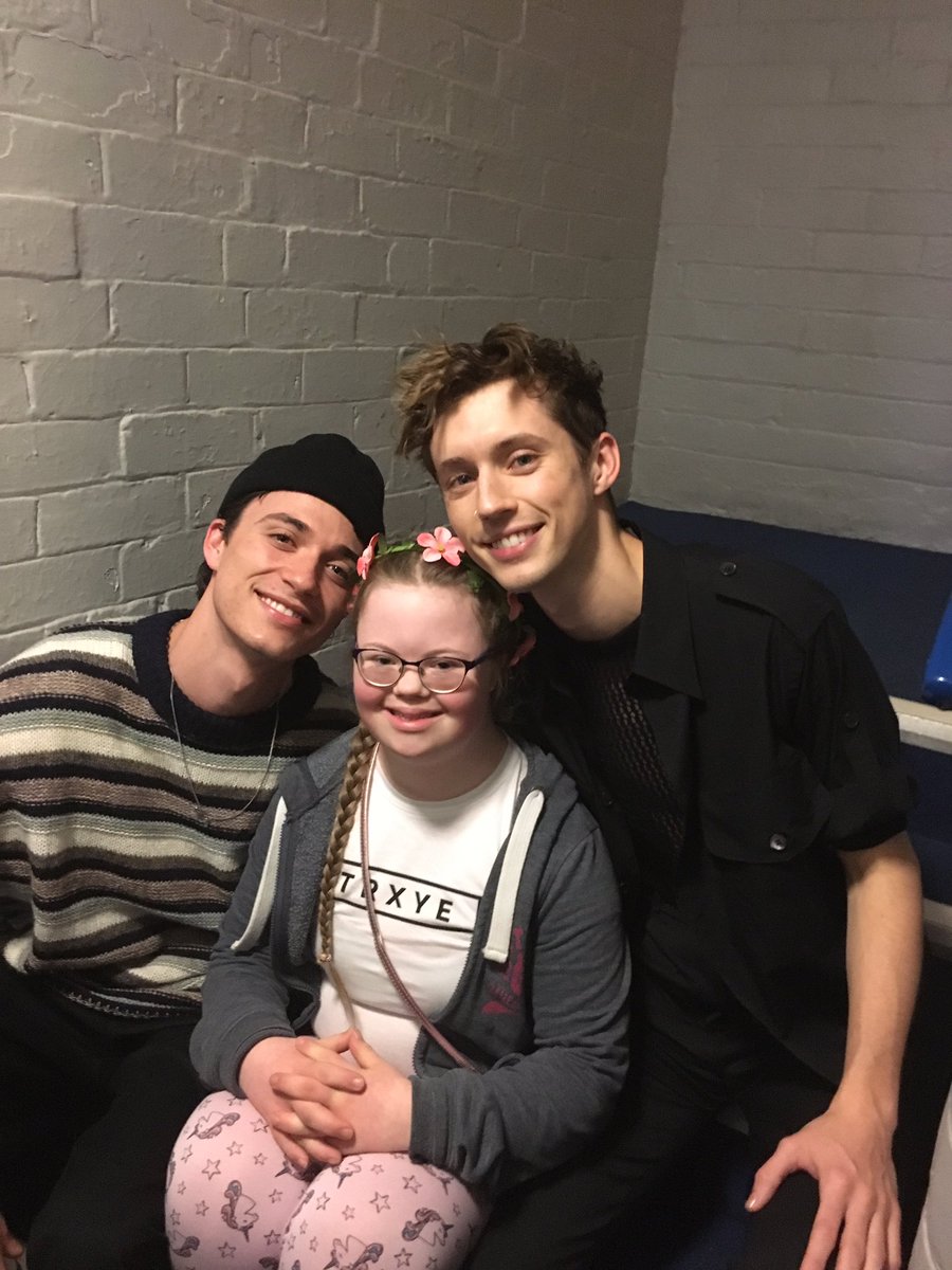 tpwksivan's tweet photo. i look so bad BUT THIS HAPPENED AND THEY WERE SO SWEET TO CARI OH MY GOD THIS ACTUALLY HAPPENED https://t.co/nEjBVbIONZ