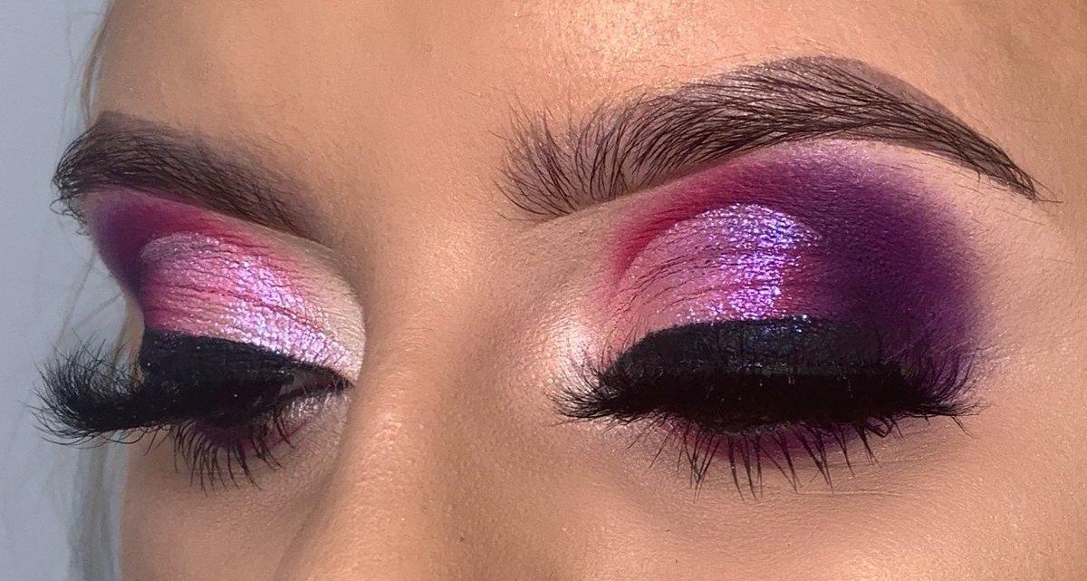 ameliathomsonx's tweet photo. Some of you may not know but I’m quite nifty with a makeup brush https://t.co/8GD7rbls8B