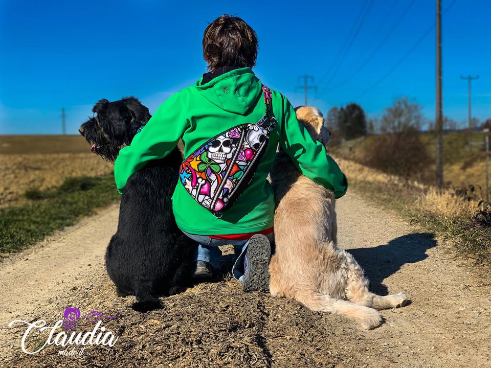 SewSweetness's tweet photo. Out in the wild with her Park Sling Backpack and best furry friends. This gorgeous version was made by Claudia Laubscher-Zinco.
#sewsweetnesspattern #parkslingbackpack #sewsweetnessvideos #baglady https://t.co/Z7ekEKmySe