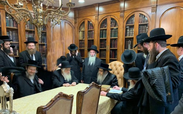 TorahJudaism's tweet photo. NEW YORK: The 2 Grand Rabbis of #Jerusalem, Rabbi Ez. Auerbach & Rabbi Duich visited Satmar Rabbi. They thanked him for his tremendous support for their new schools (with 7000 students!) all over the Holy Land who say NO to any Gov. funds for from the #Israeli Gov.
#JewsVSIsrael https://t.co/Ofsxx9YonC