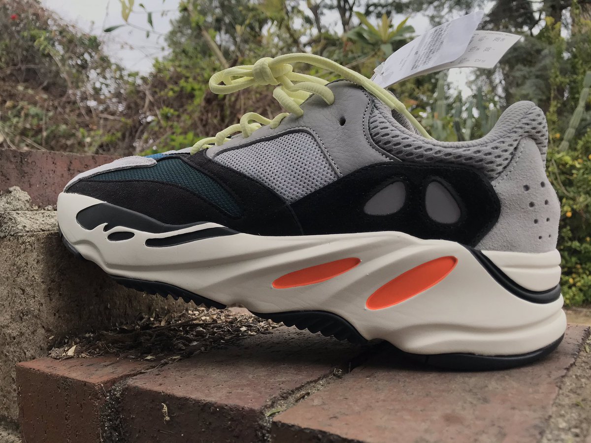 TruthVintageCo's tweet photo. Brand New Yeezy 700 Wave Runners🌊 &amp; Air Jordan 5’s Pre-Grapes🤩🔥Check Link in Bio❗️❗️ https://t.co/BC9T5V0URg