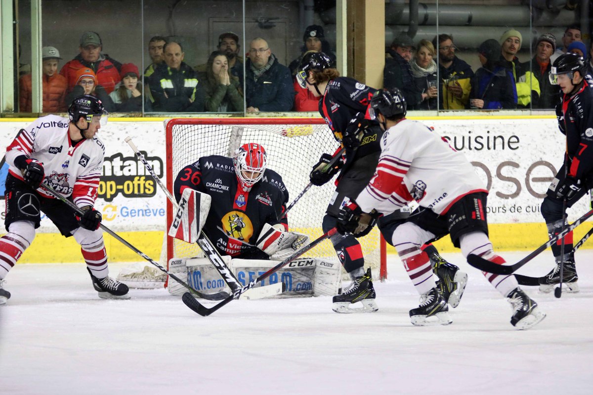 PionniersHockey's tweet image. 🚨 #LIVE 🚨
🏒 Fin du 2ème tiers | Chamonix mène désormais 2 buts à 0 face aux @BoxersBordeaux après quarante minutes. La partie a encore gagné en intensité et les @PionniersHockey ont creusé l'écart par Higby ! Go Pionniers ! 🥅
#CHEBOR #SLMHockey #GoPionniers