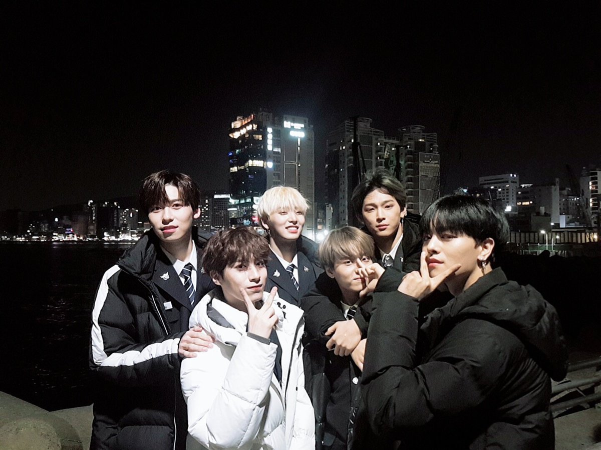 OneusBolivia's tweet photo. -Hace 1 año nos encontramos RBWBoyzeseo en Busan !! ⛴🐋💙-Este es el horario oficial de nuestro primer álbum. Gracias a las fans que han iluminado nuestra camino de la primera actividad del álbum debut ! Amamos un montón a nuestras fans que siempre son una gran fuerza 😉💕 https://t.co/afMVMIf8h7