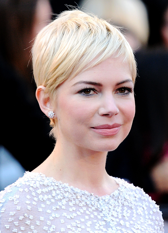 The Beauty Alchemist: Michelle Williams debuts new Chanel foundation at  Golden Globes