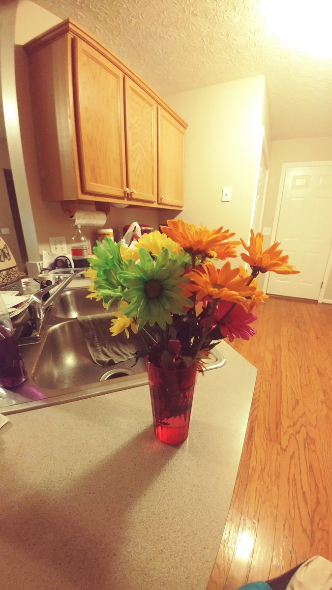 @kroger Love your click list option, and yesterday when they brought my groceries to my car, they made my day with a bouquet of daisies! Krogering my way, and I love it!  Where great people make for great service.  #krogerkindness