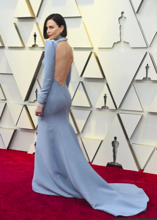 Yanzy45571237's tweet photo. Charlize Theron se roba la alfombra roja con un vestido Dior en color celeste con espalda al descubierto, cola, hombreras y cuello polera.
#Oscars2019 #RRSSUnid 
😆 https://t.co/rPfX5ufADM