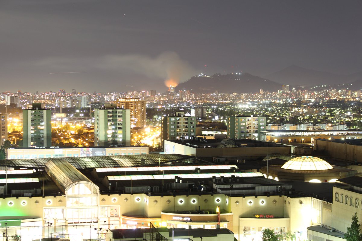 Traucomartinez's tweet image. Incendio Forestal Cerro San Cristobal desde el paradero 14 de la florida. @Bomba_Decima @cbsantiago @reddeemergencia