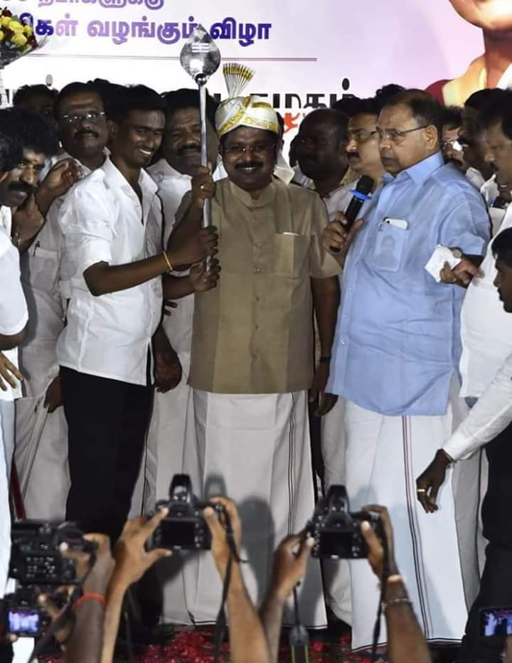 AmmkMukund's tweet photo. #வெற்றித்திருமகன், #வீர_தலைவன்.மற்றவர்களை போல #பணத்திற்கா��வும்,#பதவிக்காவும் காலில் விழும் அடிமை இல்லை எங்கள் அண்ணன் #ttv. உங்கள் உருவில் அந்த #புரட்சி_தலைவியை காண்கிறோம்
@TTVDhinakaran
@ThangaTamilSelv
#AMMK
#ammkitwing
#ammk_itwing https://t.co/Y9uyuM24nF