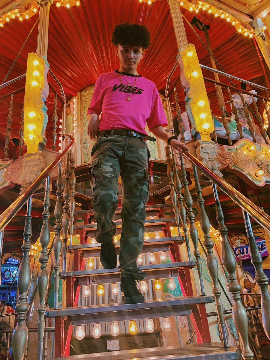 You’re in the city of wonder, ain’t gonna play nice 🎡🎠💘 insta saw it first #vibes #mesh #pink #armypants #cargos #forever21 #forever21men #fentyxpuma #creepers #lights #neonlights #neonpink #fairuswheel #carasoul #osceolacountyfair #viral #explore #aesthetic #adventure