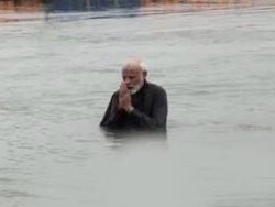 DrDBhasin's tweet image. मैंने प्रधानमंत्री ⁦@narendramodi⁩ को कुम्भ स्नान करते देखा,बाबाकेदारनाथ धाम व मंदिरोंके दर्शन करते देखा और हरबार मुझे यही लगा कि यह किसी राजनेताकी प्रचारात्मक यात्राएँ न होकर एक श्रद्धालुकी यात्राएँहैं। #ModiAtKumbh #ModiVisitsKumbh #Kedarnath @BJP4India ⁦@BJP4UK⁩