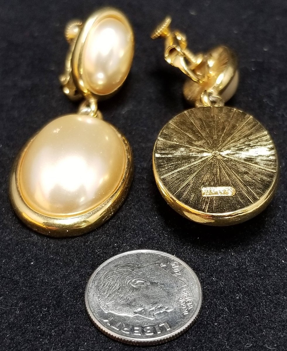 FireFlyGoods's tweet photo. Vintage Napier-Beautiful Faux Pearl Clip on Earrings 1950's https://t.co/3q2uuCKOV9 #antiques #displayracks https://t.co/yxQzG1i4Yt