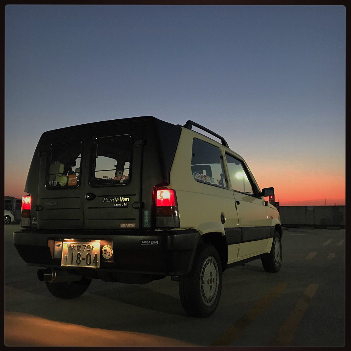 yuki_clx's tweet photo. パンダはいつも快調に走ってくれるなぁ。今年の秋には12回目の車検、先回りしてパンダリーノまでに整備しておくか悩み中。車高落とす妄想などなど #fiatpanda #フィアットパンダ #pandavan #pandarino #パンダリーノ #夕焼け #sunset https://t.co/lj6odVg4gP
