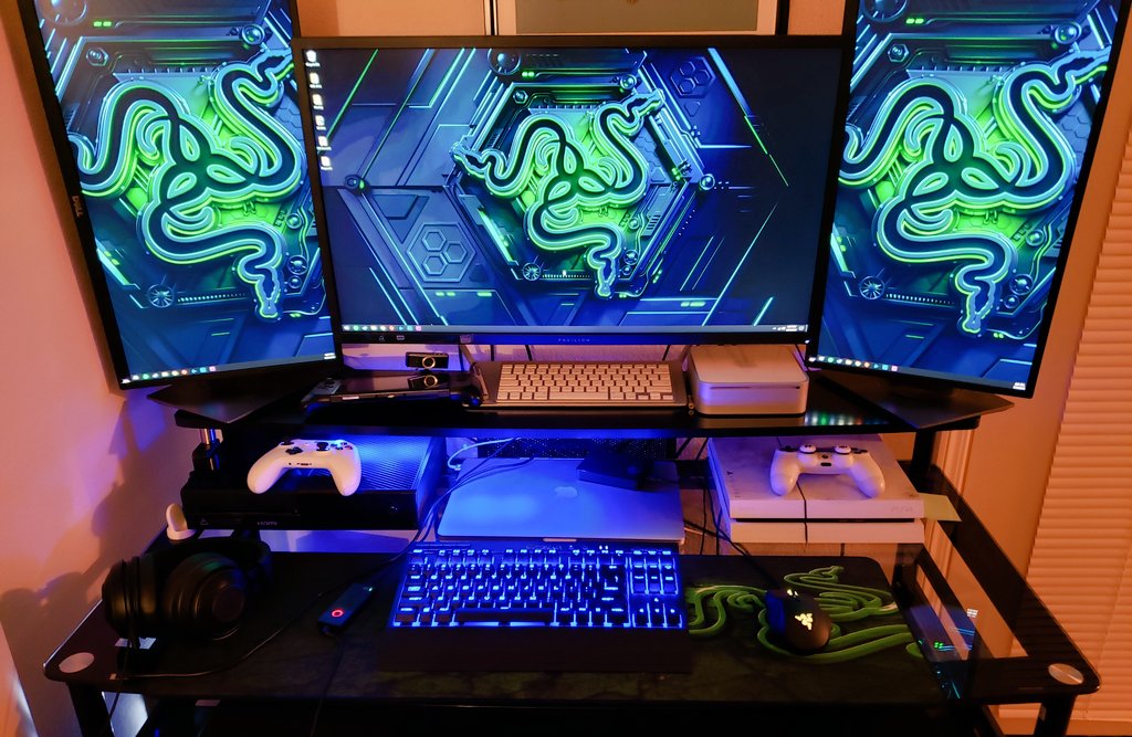 wrekl3ss's tweet photo. @Razer Ya I got a few razer things #bladestealth #krakenpro #Trinity #macpro #macmini #custompc #Xbox #PS4 https://t.co/LMEJFrCEuZ