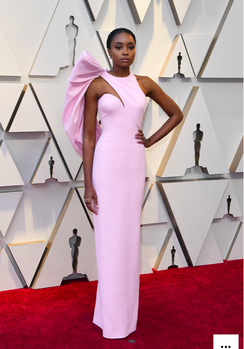 Yanzy45571237's tweet photo. La actriz Kiki Layne destaca por elegancia con un maravilloso vestido con lazada trasera de Atelier Versace.
Es hermoso el color que hace resaltar su piel y resaltar su linda figura.👍
#Oscars2019 #RRSSUnid https://t.co/KNg33GkY63