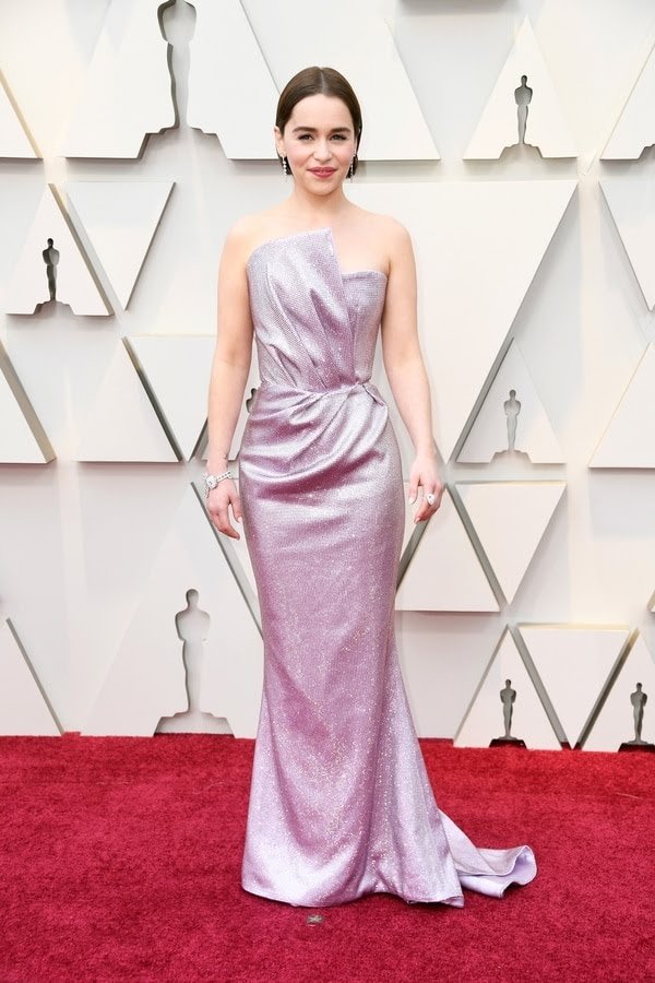 MonserratColla4's tweet photo. Emilia Clarke arribó a la alfombra roja de los Oscars 2019 con un vestido de paillettes firmado por Bailmain, el pelo corte bob y joyería color plata. #RRSSunid https://t.co/feDG9tG36z
