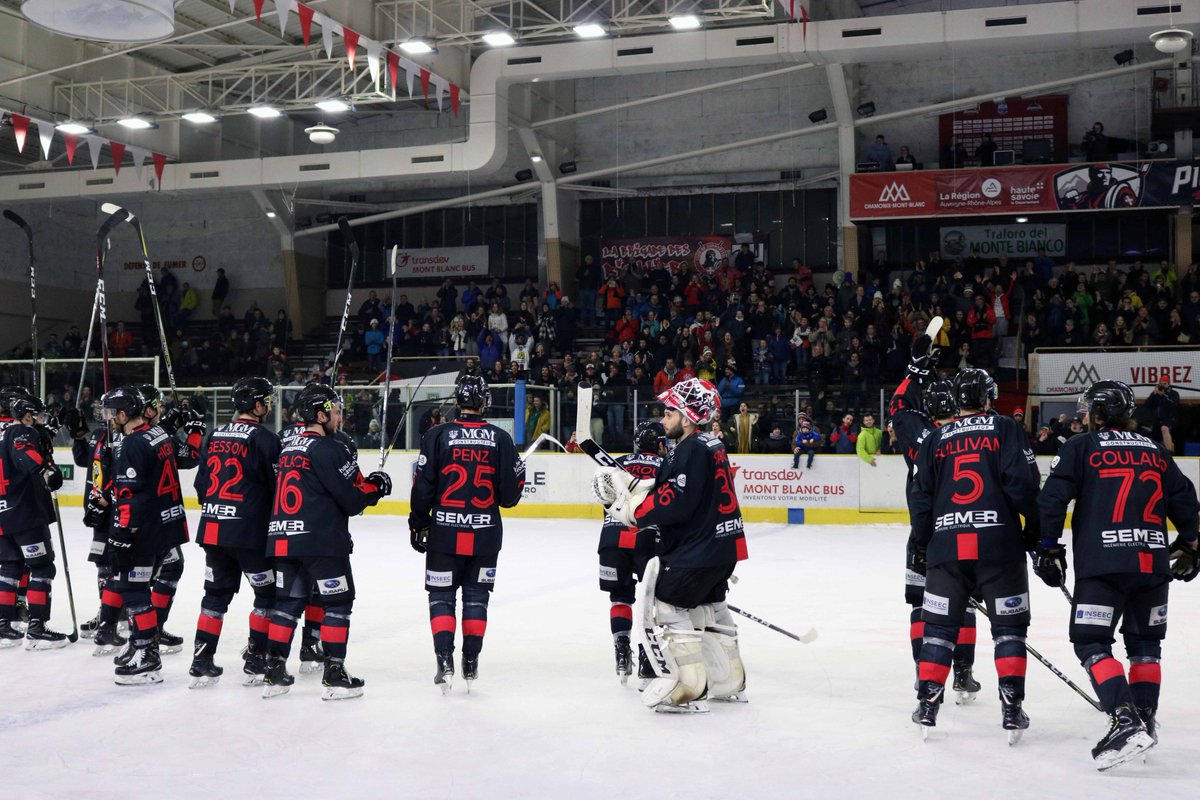 PionniersHockey's tweet image. 🚨 #LIVE 🚨
🏒 VICTOIRE VIICTOIRE VICTOIIRRREEE !!! CHAMONIX EN PLAY-OFFFFFFFFSSS !!! Les @PionniersHockey s'imposent après prolongation 3-2 face à @BoxersBordeaux &amp;amp; valident leur billet pour les 1/4 à l'issue d'1 belle saison ! Bravo les boys ! 🥅
#CHEBOR #SLMHockey #GoPionniers