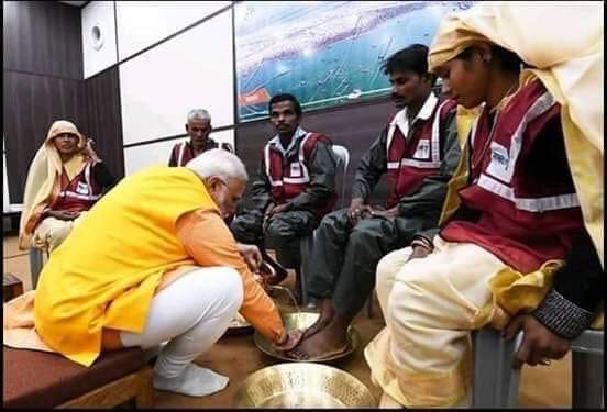 saicontainers's tweet image. 15 साल CM, तथा 5 से साल PM रहते जिन सफाई कर्मियों को उनकी परमानेंट नोकरी खाकर,उन्हें दिहाड़ी मजदूर बनाने वाले ने आज पैर धोकर नोटंकी की, इस से बड़ा नाटकबाज़ देखा हे कही #ModiAtKumbh