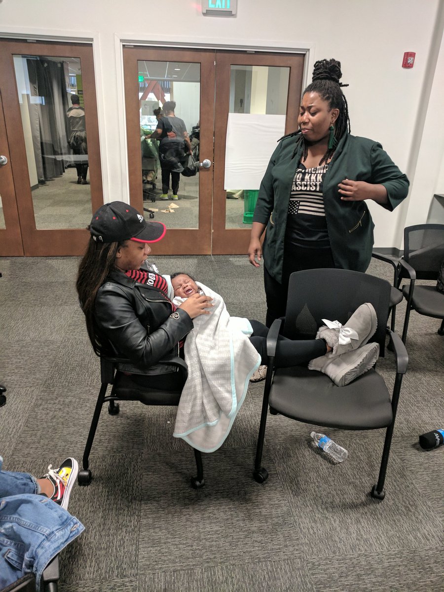 YoungWomenFree's tweet photo. @YesAurielle holds it down while lifting her sisters up #BlackGirlBeWell #2BFREE https://t.co/3i8qMm5f6Y
