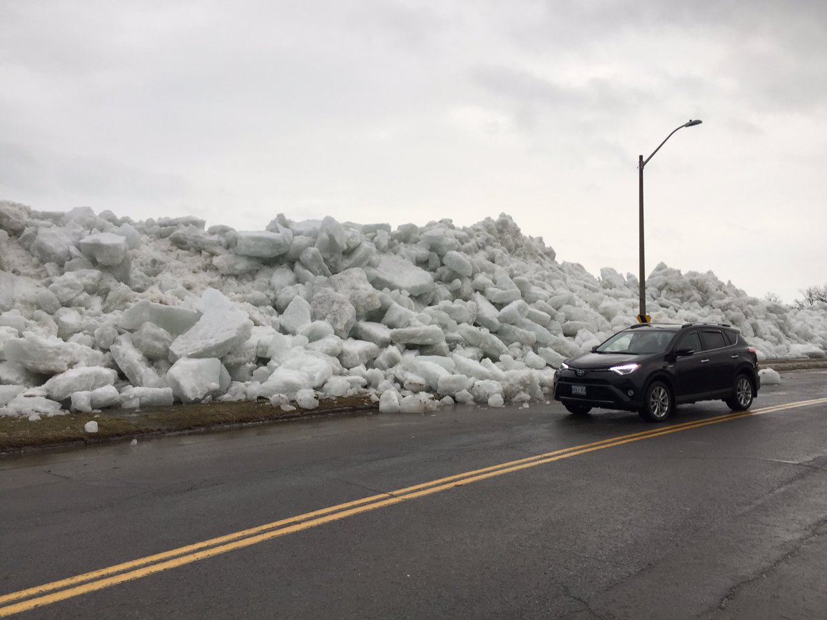 yhm2478's tweet photo. An incredible sight along the Niagara River in Fort Erie as strong winds from today’s storm have pushed hundreds of chunks of ice on shore over barriers. #ONstorm https://t.co/QYgHa7PcQb