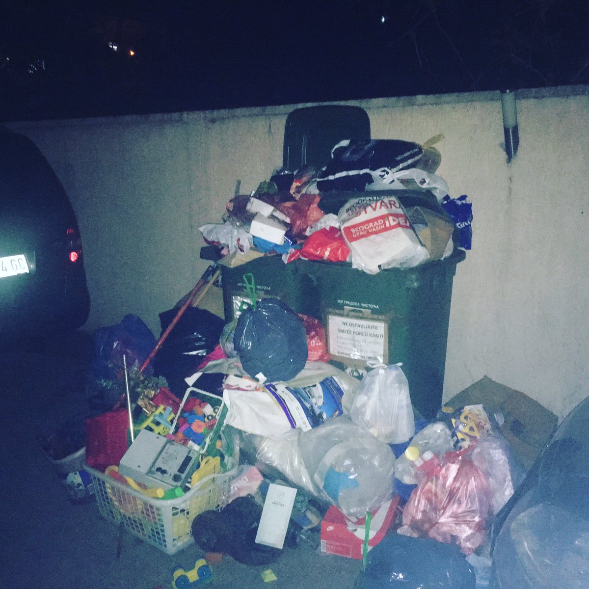 tomicdusan's tweet photo. Evo kako izgleda kada se selo doseli u BG u urbanu sredinu pa ne kapira da je ovo odraz (ne)kulture i razlog zašto se formira loše mišljenje o 'seljacima'. P.s. Na kantama već stoji poruka da se ne baca đubre u pune kante i pored kanti. Bravo! #leskovac #lajkovac #pizdinac https://t.co/gAYwGVNmXh