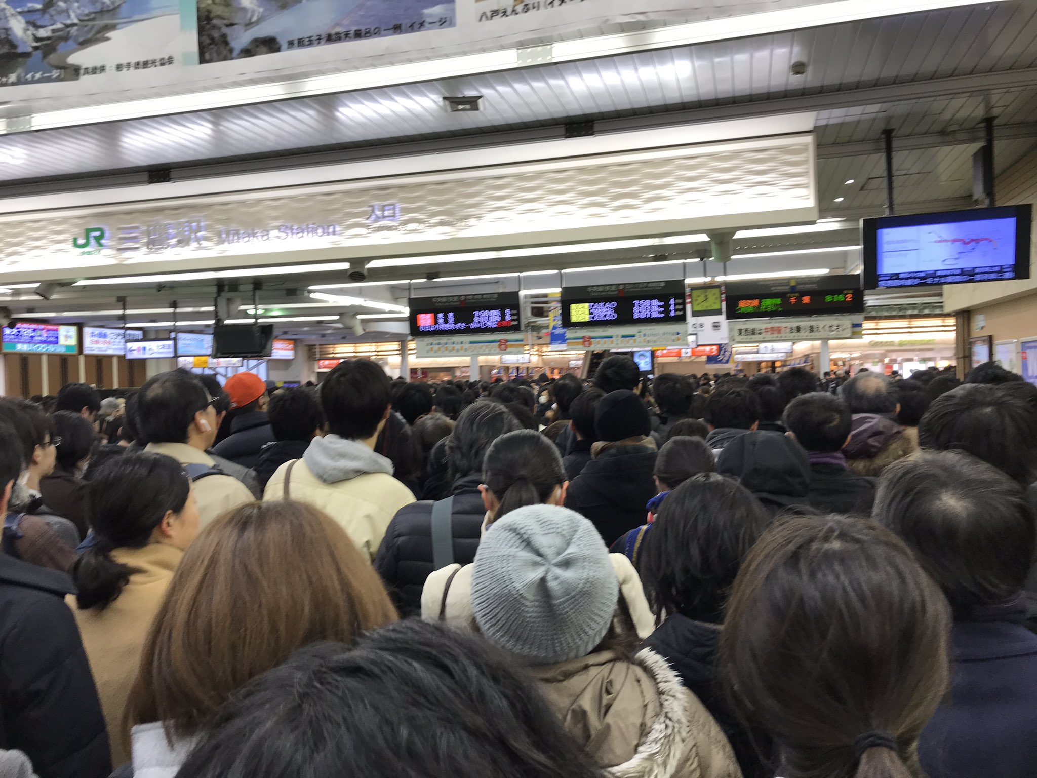 Ma Cha Curry 中央線停電の影響とかで 三鷹駅 入場規制ですごいことに 会社に行けねーぞーー汗 Ma Cha Curry 中央線停電の影響とかで 三鷹駅 入場規制ですごいことに 会社に行けねーぞーー汗