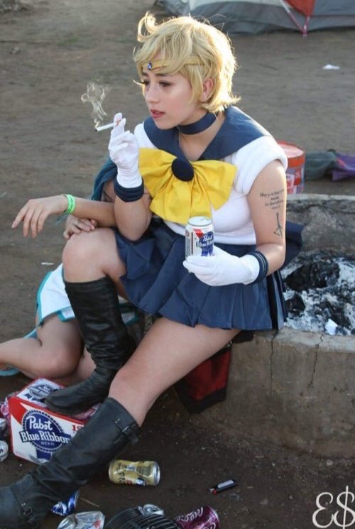 ashareactions's tweet photo. sailor moon cosplayer sitting on the street smoking cigarette, disheveled, upset, holding soda, upset, breakdown, pondering, thinking https://t.co/FfXVSpzjxQ
