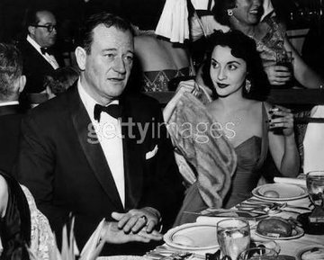 historia_cine's tweet image. -¿Recuerdan a la primera actriz peruana en acudir a una premiación de los #Oscars?
-Sí, Pilar Pallete (#Piura) acompañó a su esposo #JhonWayne, la noche en la que ganó la estuatilla a mejor actor (1970). Ella solo participó en dos coproducciones del #CinePeruano (filmes perdidos)