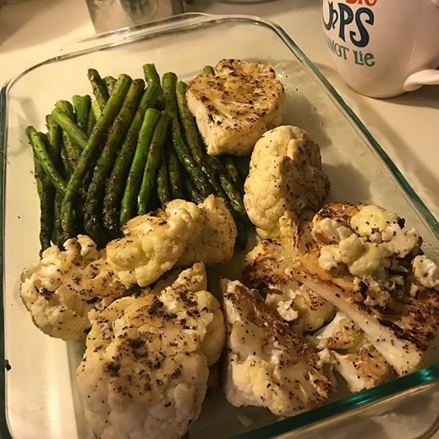 hippiebutter's tweet photo. #veggies #MealPrep #IrishMoss #Smoothies #HealthyEating In order to succeed I MUST set myself up for success #SmoothiePrep #ChiaSeeds #FlaxSeed #HempHearts #Organic #Bananas #BlueBerries #Kale #Ginger #StrawBerries #Pineapples #HempFood
#Healthy #CleanEa… https://t.co/Ze05v3W9Lm https://t.co/K24KqXdEmu