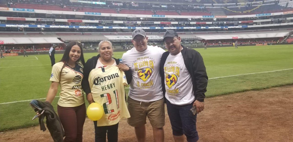 ale_orvananos's tweet photo. Cuando @HenryMartinM te da un balonazo 🤦🏻‍♂️😂... pero al final te regala su playera y te invita a la cancha. 

Buen detalle 👍🏻👍🏻. https://t.co/iWRnETqljf