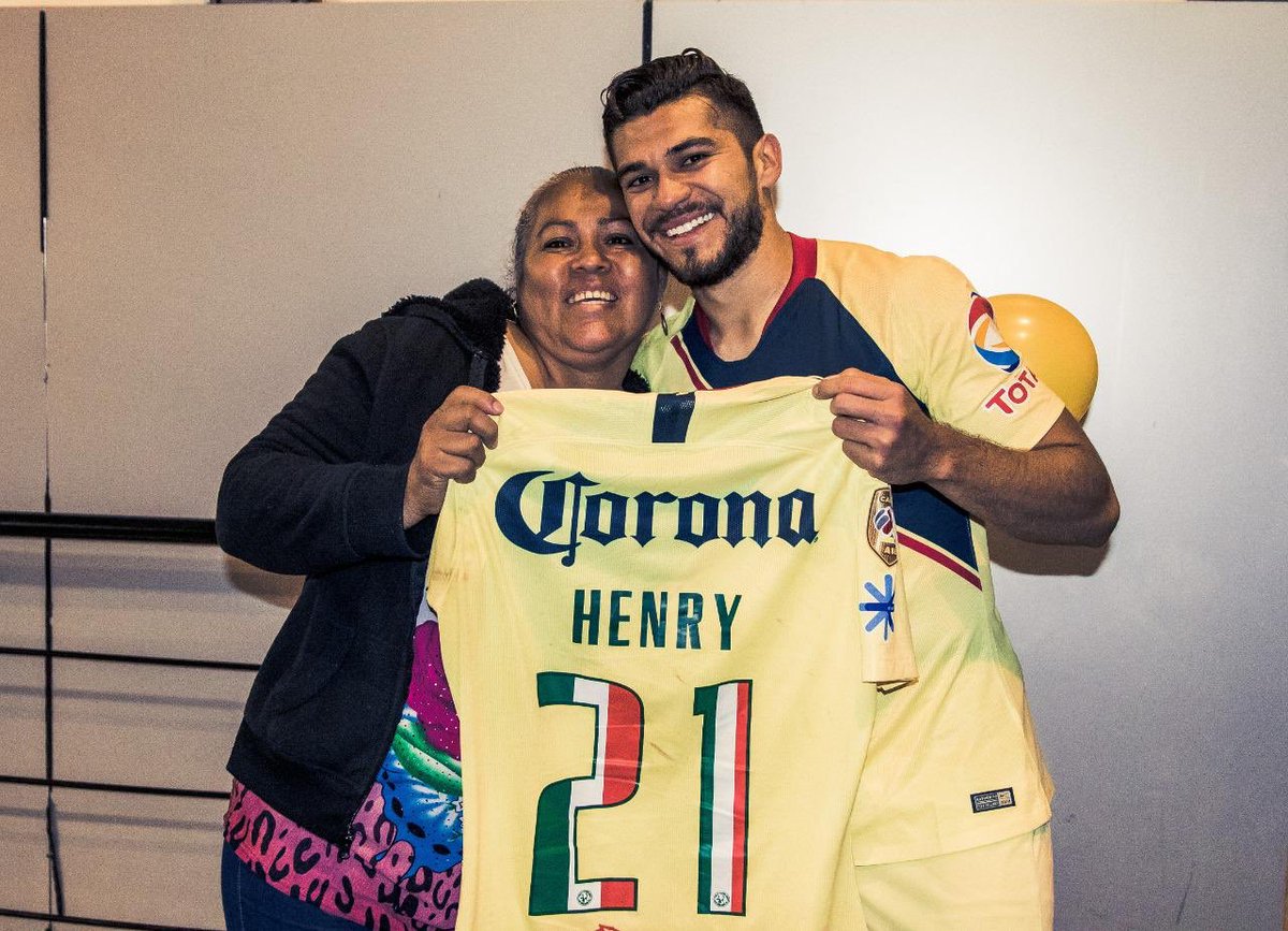 ale_orvananos's tweet photo. Cuando @HenryMartinM te da un balonazo 🤦🏻‍♂️😂... pero al final te regala su playera y te invita a la cancha. 

Buen detalle 👍🏻👍🏻. https://t.co/iWRnETqljf