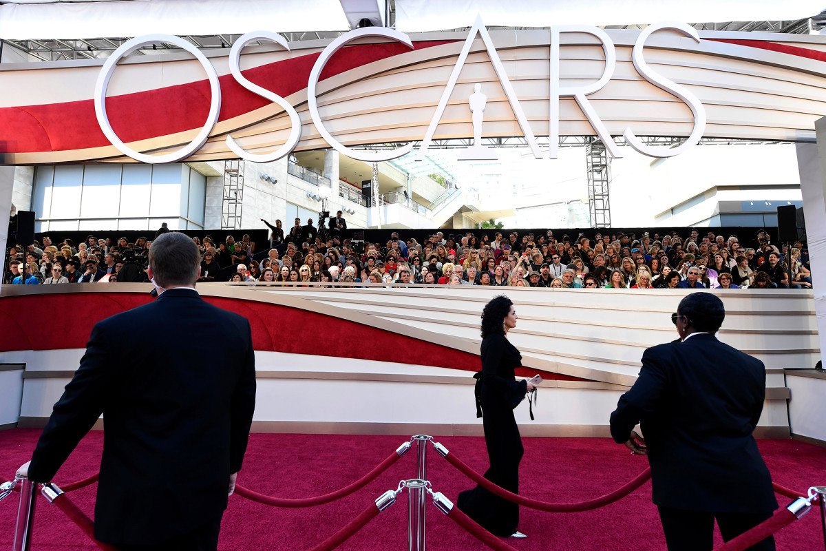 Stars are fearful to let loose at #Oscars parties amid recent scandals pge.sx/2Ebe6sl