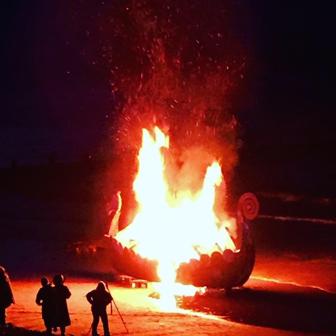 michelle_barja's tweet photo. Boat burning at Scira Viking Festival! #Vikings #Saxons #reenactment #VikingFestival #Sheringham https://t.co/TDe32DwAMs