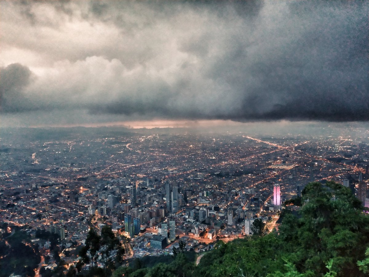 arttesano's tweet photo. #CerrandoPersiana #Bogotá #Monserrate #Sunset #Xiaomi #RedMi5 https://t.co/J3i9Qsd947