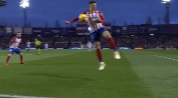 rafapollos's tweet photo. @Atleti Este año ha habido fantásticas interpretaciones. Yo me quedo con esta del autor S. Arias:  #LaManoInvisible https://t.co/M4Weln2Lcq