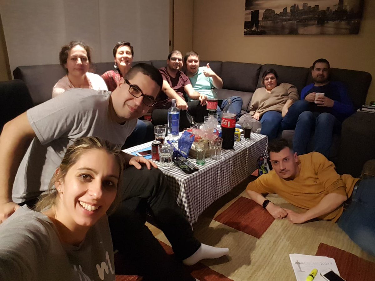 Noche de Oscars en la mejor compañía. <a href="/rogarciaca/">Tixbe</a> <a href="/Pablo_Loren/">Pablo Lorenzo</a> <a href="/bcasvel/">Blanca C Velasco</a> <a href="/MariaBembrive/">La Señora Del Sofá</a> @Gatico93959373
