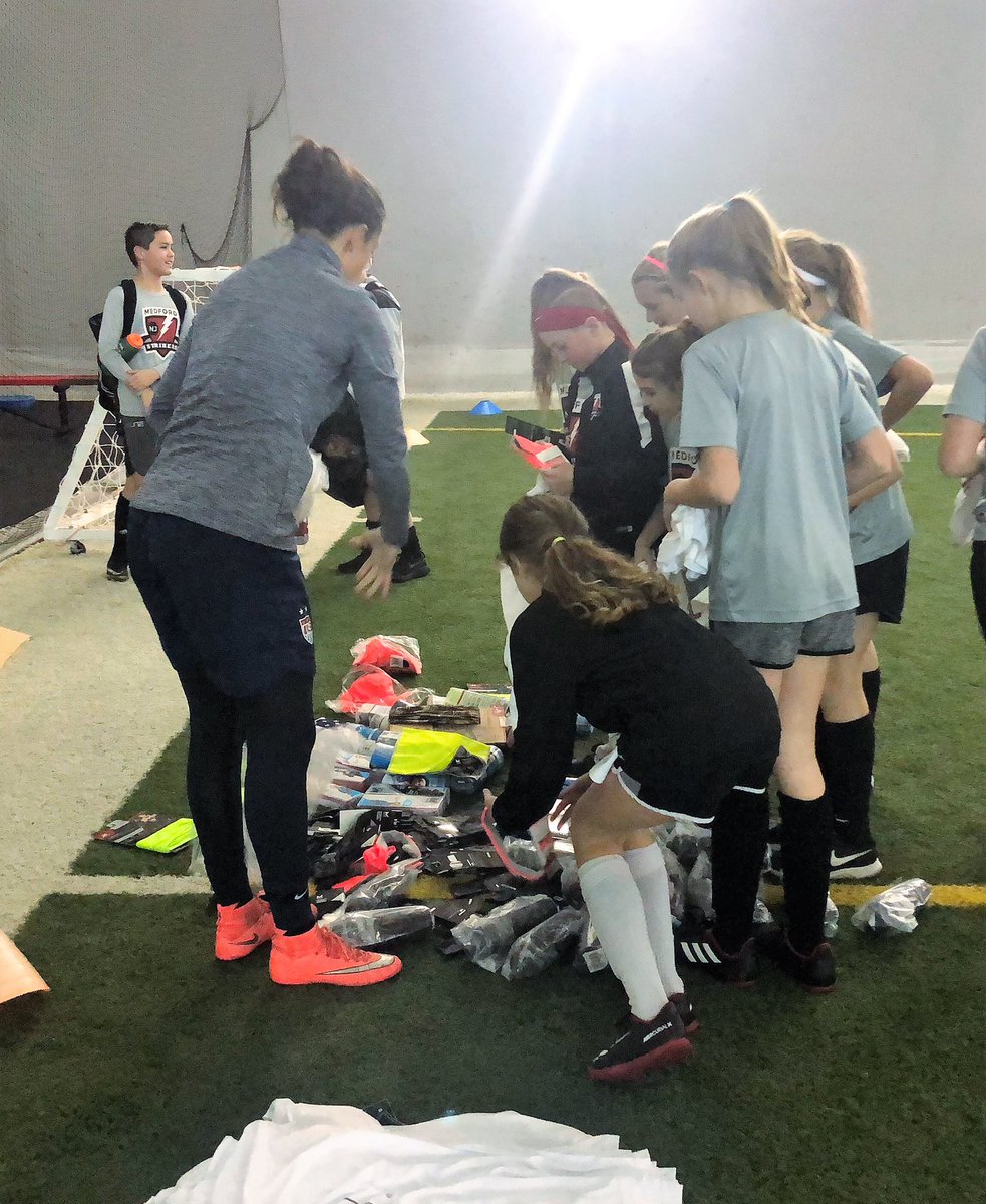 medfordstrikers's tweet image. Big THANK YOU to @CarliLloyd! After training w our teams, Carli  chatted w the kids &amp;amp; gave them #CL10 gear. Very grateful for her support of our teams &amp;amp; generosity to our players!  ❤️you, Carli! More pics: instagram.com/p/BuSIUOEF7AI/… #medfordstrikersfamily #YourTeamVSOurFamily