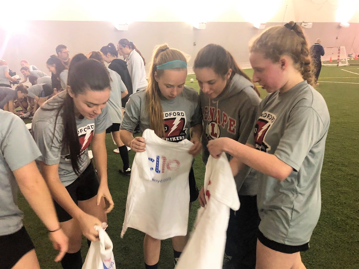 medfordstrikers's tweet image. Big THANK YOU to @CarliLloyd! After training w our teams, Carli  chatted w the kids &amp;amp; gave them #CL10 gear. Very grateful for her support of our teams &amp;amp; generosity to our players!  ❤️you, Carli! More pics: instagram.com/p/BuSIUOEF7AI/… #medfordstrikersfamily #YourTeamVSOurFamily
