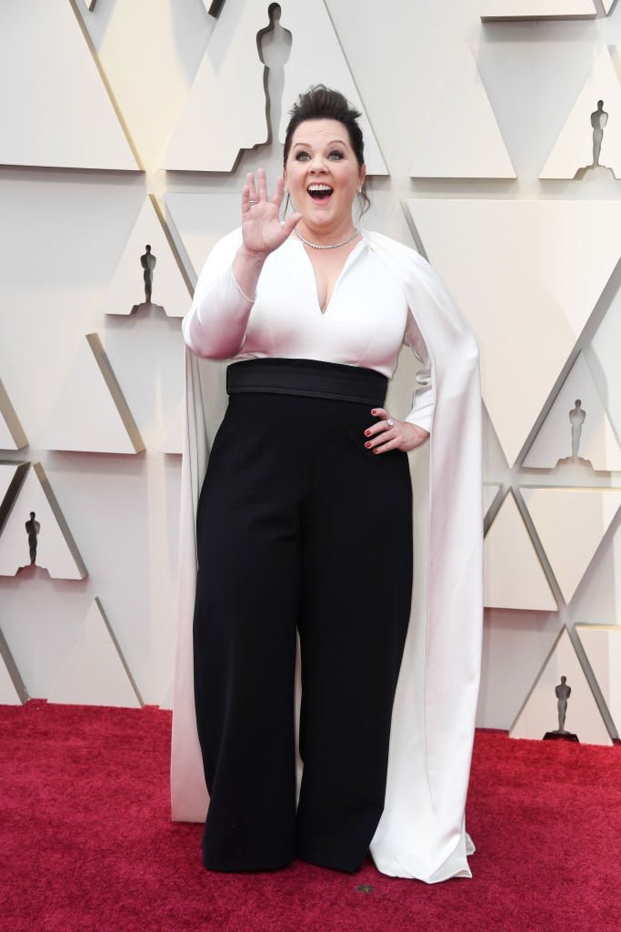 Love @melissamccarthy in this pantsuit / cape combo. Total babe. 🖤#Oscars #bestdressed