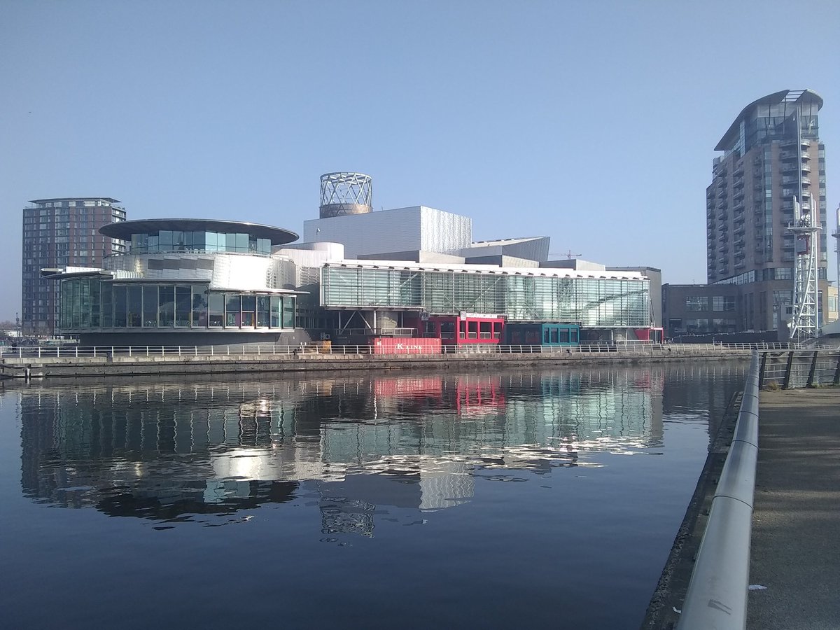 HBRed99's tweet photo. A #PreMatchWalk in the barmy #Manchester weather to the @LowryOutlet & the #MakersMarket before heading to @MediaCityUK was just what was needed!! 👍 https://t.co/NW17heveLs