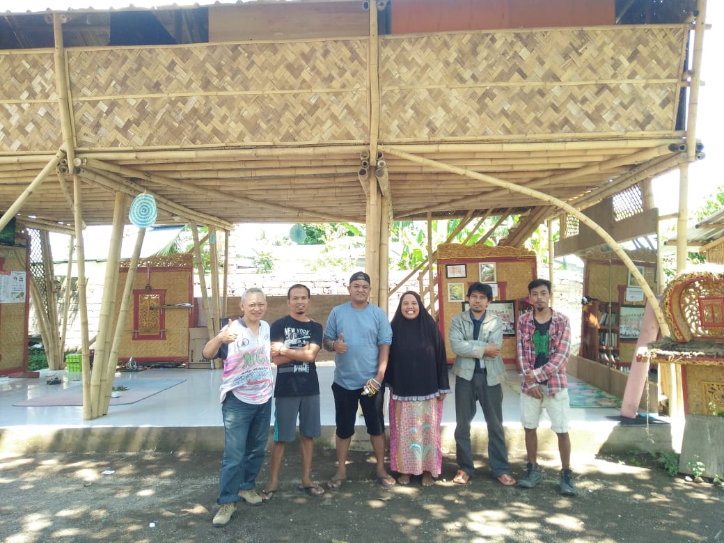 Mlm menginap di Rumah Indonesia di Dusun Prawira, Tanjung, Lombok Utara. Di sini bu Nursyida Syam dkk kelola Klub Baca Perempuan (PAUD, kelompok tulis, senam, masak, dll). Bersama penggiat lain dia diundang Pres. Jokowi utk diskusi ttg literasi. 

regional.kompas.com/read/2017/05/1…