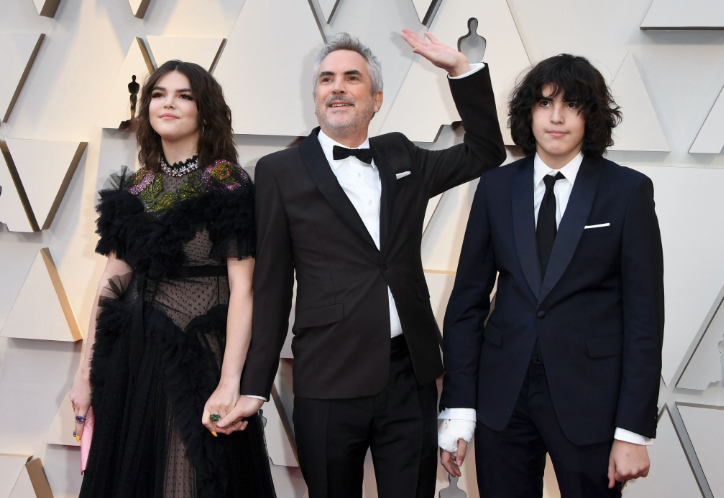 EstiloDF's tweet photo. ¡@alfonsocuaron presente en la red carpet de los #Oscars2019 acompañado de su familia! #OscarsConEstiloDF https://t.co/LIfl446XG6