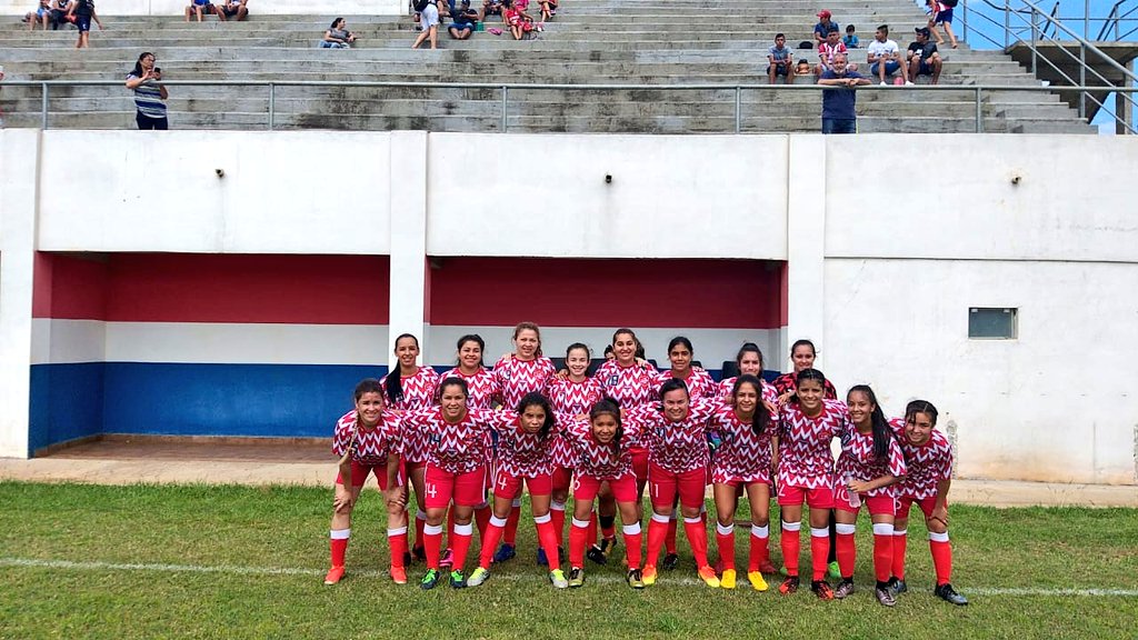 EncarnacinFeme1's tweet photo. Copa Kuña Verano Enc. 2019
Semifinal de vuelta 
Con las emociones al máximo en un partido muy candente el equipo de las Decanas pudo ganar el partido y mandar a Penales en donde el gran desempeño de la portera del #22deSet #RominaChilupa quien mete al 22 al final !! https://t.co/vvYn4WVAKl