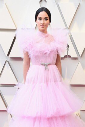 emmapants's tweet photo. What is with all these pink floofy dresses? #LindaCardellini #KaceyMusgraves #GemmaChan #Oscars2019 https://t.co/ypdueYTpI1