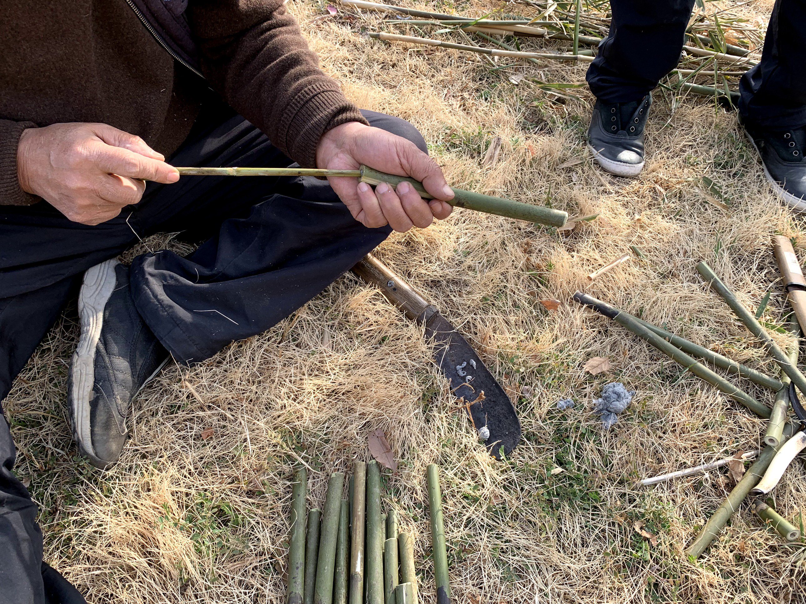 嵐山町社会福祉協議会 今週は地元中学校の生徒さんと昔の遊び交流会があります 老人クラブの会員様のご自宅で紙鉄砲をつくりました 竹を切るところから 全て手作りです ですが慣れない作業で筋肉痛になってしまいました ﾅｻｹﾅｲ T